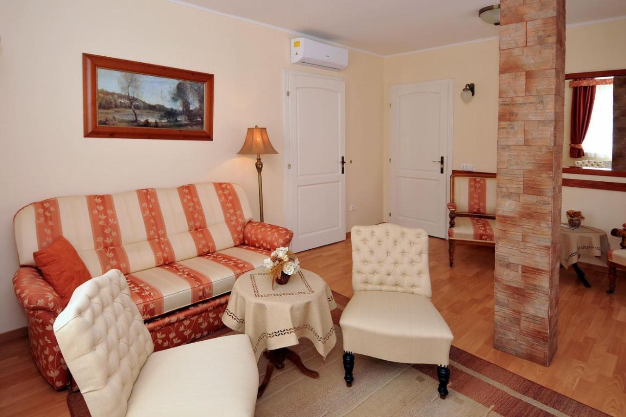 Patria Panzio Bed & Breakfast Eger Bagian luar foto