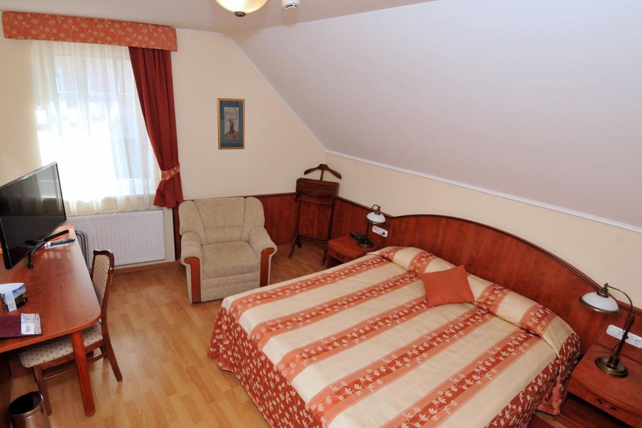 Patria Panzio Bed & Breakfast Eger Bagian luar foto