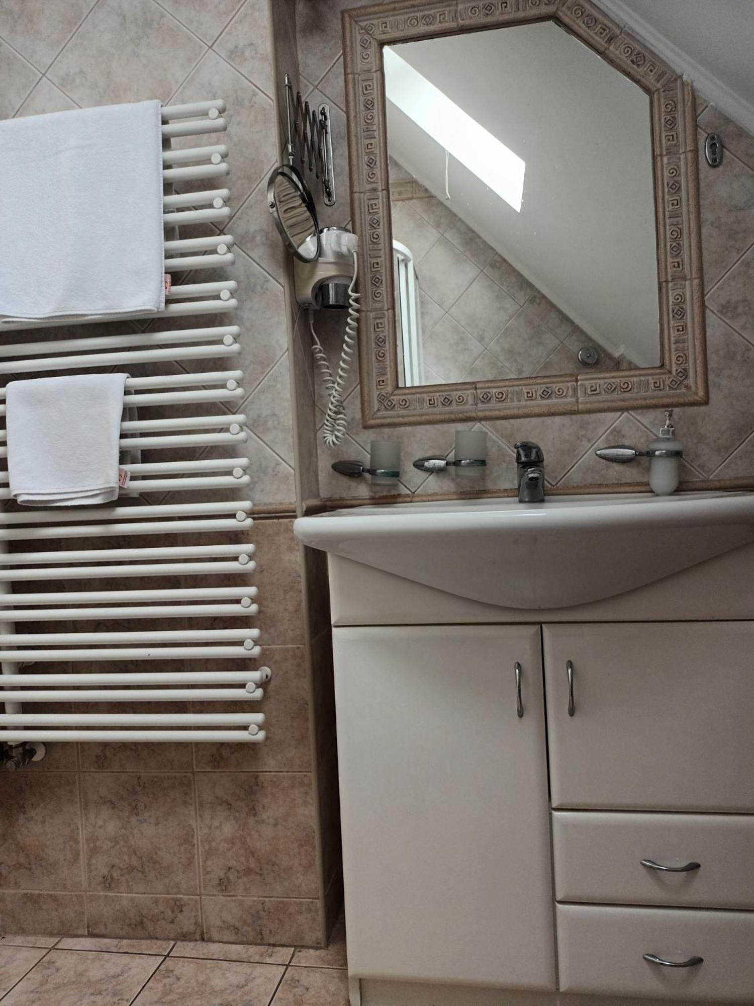 Patria Panzio Bed & Breakfast Eger Bagian luar foto