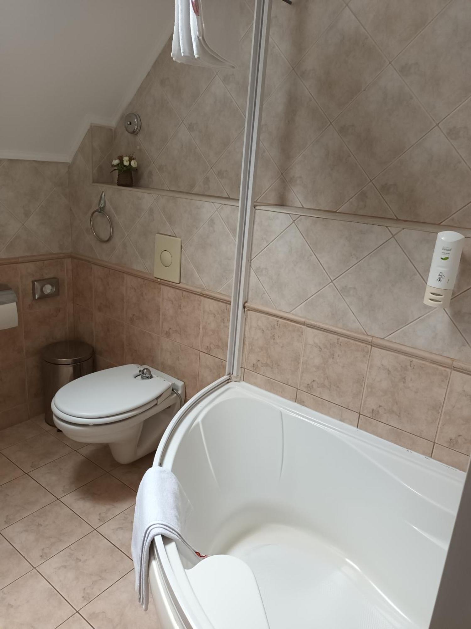 Patria Panzio Bed & Breakfast Eger Bagian luar foto