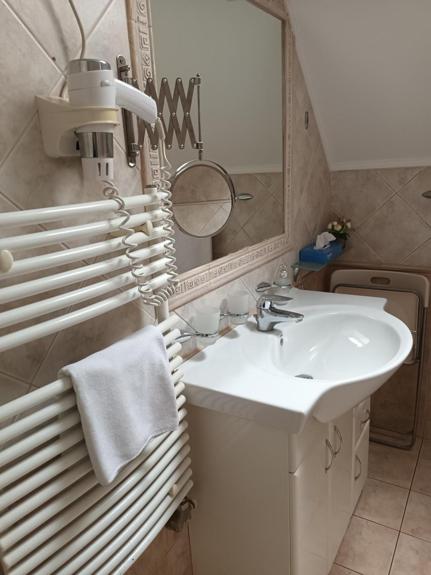 Patria Panzio Bed & Breakfast Eger Bagian luar foto